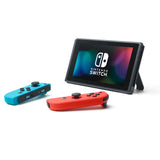 Nintendo Switch mit Joy-Con-Controllern in Neon-Blau/Neon-Rot